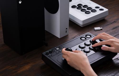 微软授权无线连接 Xbox 主机的街机摇杆ag真人八位堂（8BitDo）新品发布：(图1)